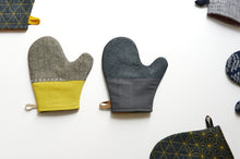 Load image into Gallery viewer, Bombazine mitt