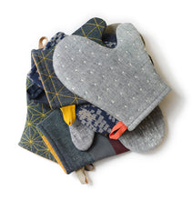 Load image into Gallery viewer, Bombazine mitt